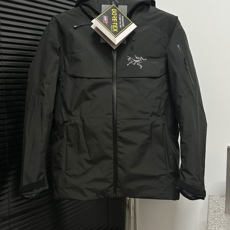 G*u*i down coat